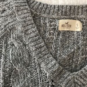 Hollister: grey cable sweater
